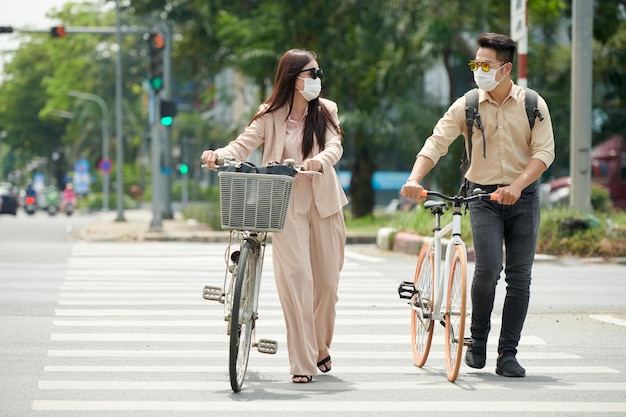 Personas con bicicletas Crossing Road