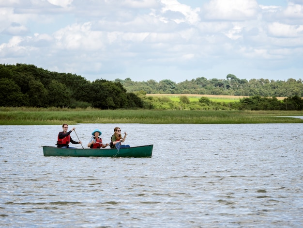 Personas en canoa por el río Alde