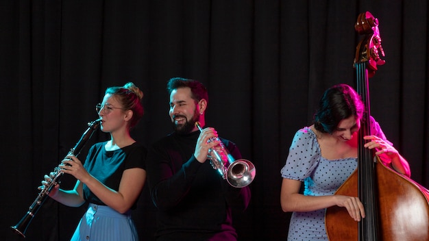 Foto personas celebrando juntos el evento del día del jazz.