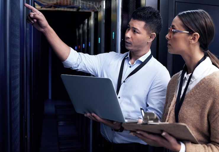 Foto personas del centro de datos y computadoras portátiles con lista de verificación colaboración y seguridad como ingeniero informático técnico de equipo y tecnología para seguridad de hardware y sala de servidores para actualización o mantenimiento del sistema