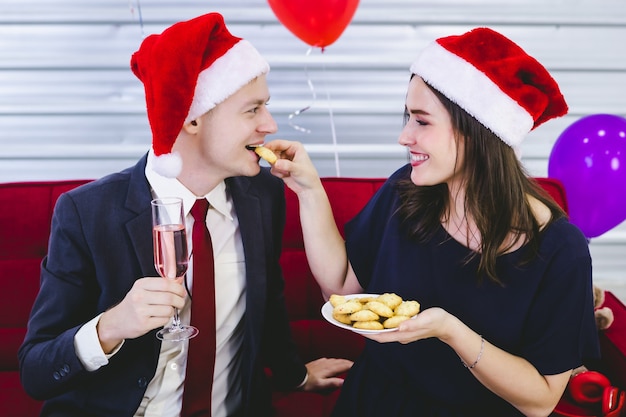 Personas con champán y galletas en la fiesta de Navidad y año nuevo