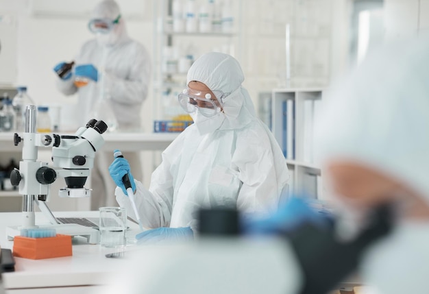 Personas y científicos comprobando los resultados de las pruebas de virus o la innovación farmacéutica con máscara Equipo de seguridad o equipo de técnicos de laboratorio en el escritorio para la investigación de bacterias Peligro médico o desarrollo de vacunas