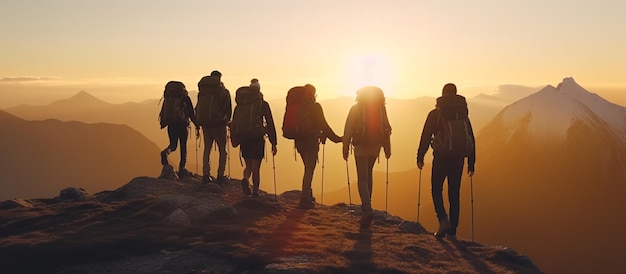 personas en la cima de la montaña ayudando al trabajo en equipo