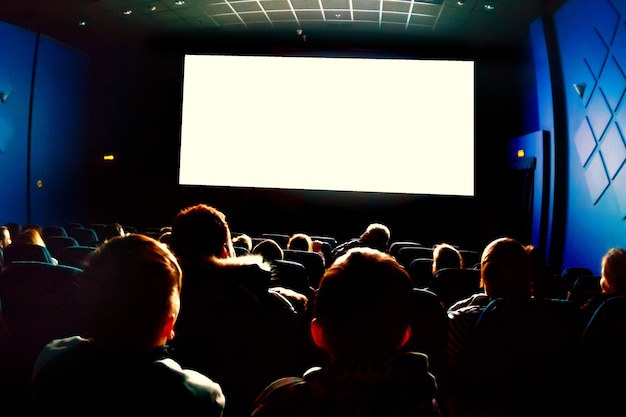 Personas en el cine viendo una película.