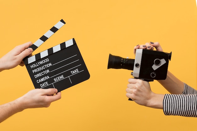 Foto personas con una claqueta y una cámara de cine