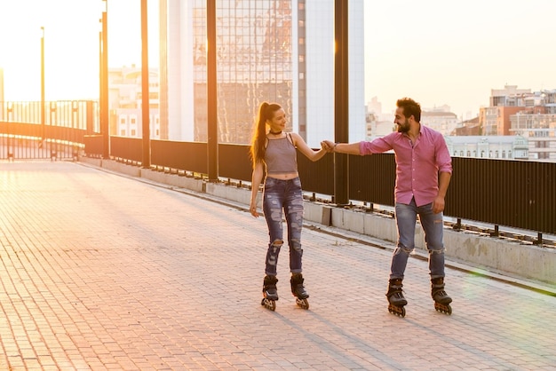 Personas cogidas de la mano y patinar.