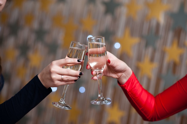 Foto personas con copas de champán haciendo un brindis