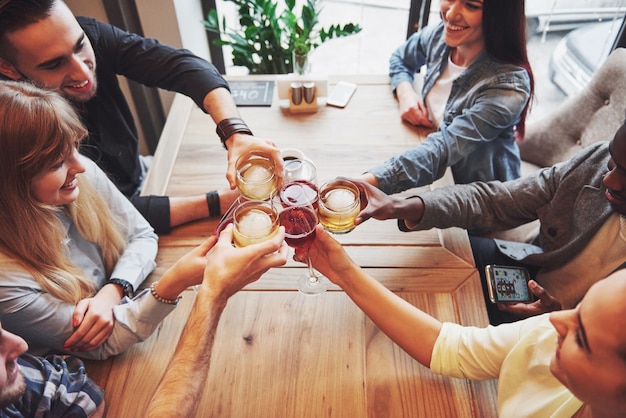 personas con copas de whisky o vino celebrando y brindando