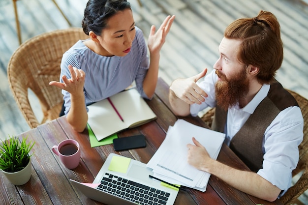 Personas creativas discutiendo el trabajo en la oficina moderna