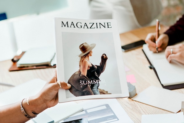 Personas creativas que trabajan en el diseño de portadas de revistas