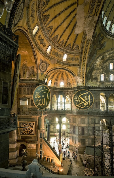 Foto personas dentro de la gran hagia sophia o aya sofya estambul turquia