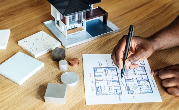 Foto personas dibujando planos de plan de casa