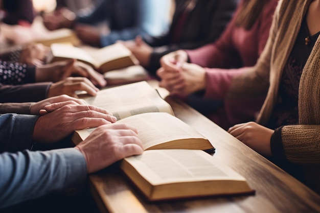 Personas de diferentes etnias orando juntas en una iglesia