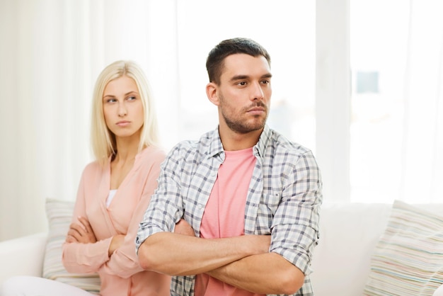 Personas, dificultades de relación, conflicto y concepto de familia - pareja infeliz discutiendo en casa