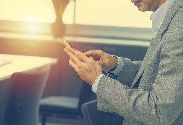 personas con dispositivos y teléfonos móviles con pantalla táctil para trabajar