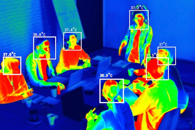 Personas en escaneo térmico colorido con temperatura en grados centígrados