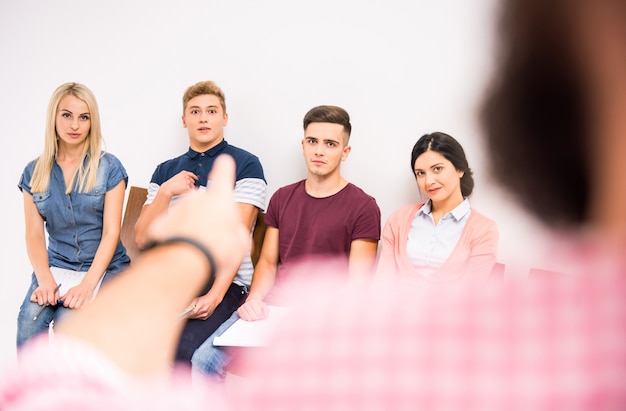 Las personas están sentadas cerca de la pared y son elegidas.