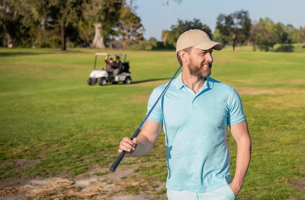 Personas estilo de vida hombre sonriente después del juego en la hierba verde actividad de verano deporte profesional jugador de golf masculino al aire libre en un campo de golf profesional retrato de golfista en gorra con palo de golf