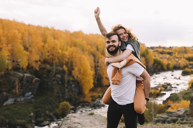 Foto las personas felices enamoradas son viajes caminata en la naturaleza en el bosque de otoño viaje romántico al campo