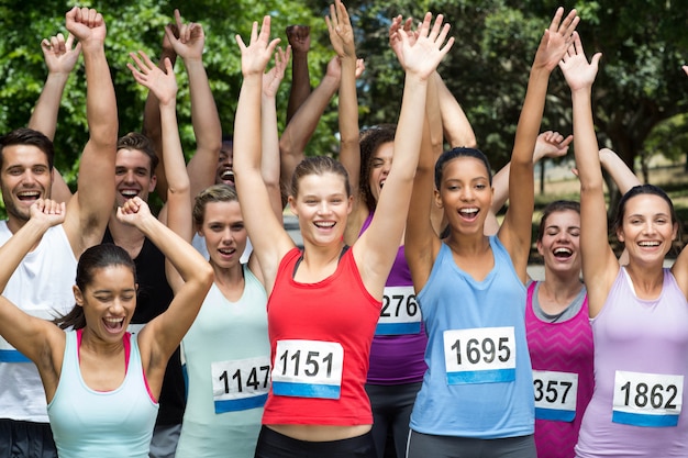 Personas en forma en carrera en el parque