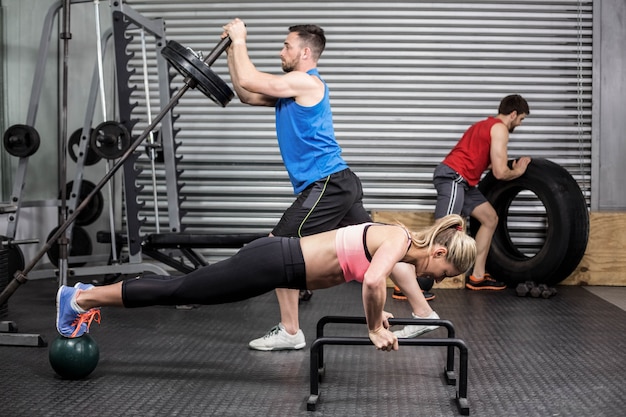 Personas en forma haciendo ejercicios en el gimnasio