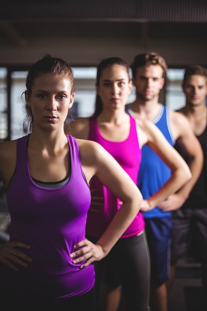 Personas en forma con las manos en las caderas en el gimnasio