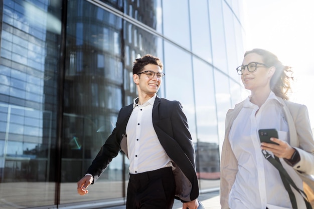 Personas gerentes, hombres y mujeres, socios que trabajan juntos en una startup