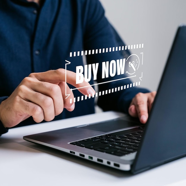 Personas haciendo clic a mano en Comprar ahora en una computadora portátil sobre un fondo blanco