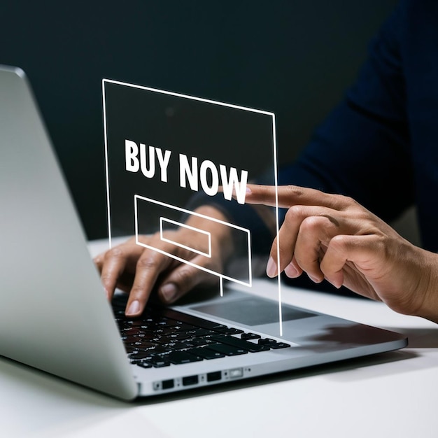 Personas haciendo clic a mano en Comprar ahora en una computadora portátil sobre un fondo blanco