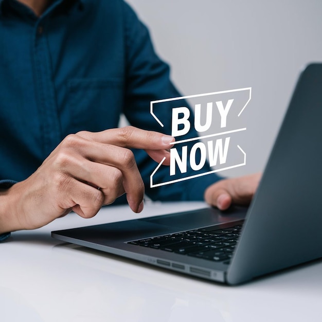 Personas haciendo clic a mano en Comprar ahora en una computadora portátil sobre un fondo blanco
