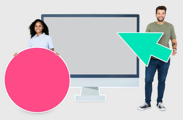 Personas con iconos frente a un monitor de computadora recorte de papel