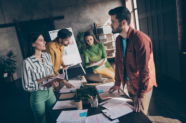 personas involucradas en negocios discutiendo diferentes formas de resolver problemas con la estrategia de desarrollo de la empresa