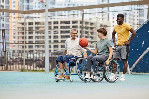 Foto personas jugando baloncesto en el campo de deportes.