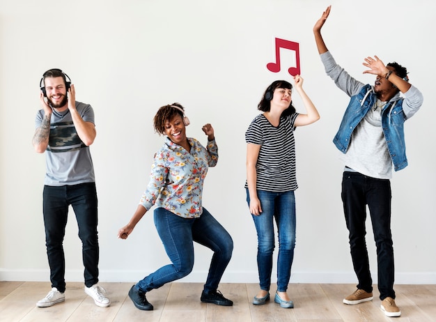 Foto personas juntas disfrutando de la música