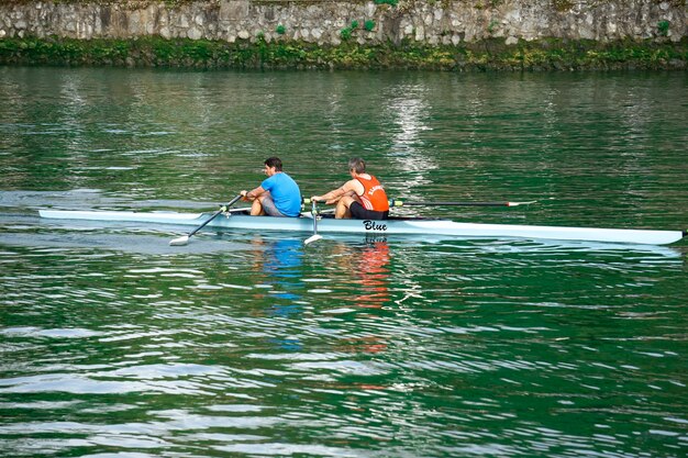 personas en kayak en el río