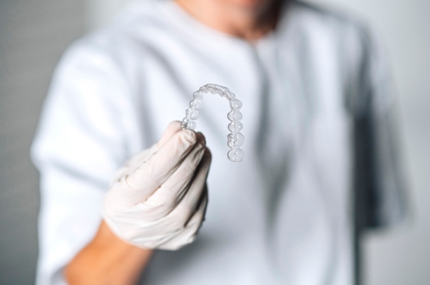 Personas en un laboratorio dental que trabajan en el proceso de fabricación de alineadores transparentes dentales.