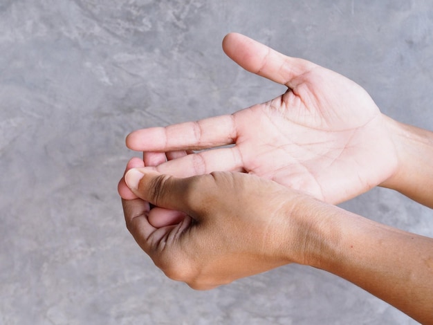 personas con lesiones en las manos dolor en las articulaciones del hueso de la palma dolor en los dedos y entumecimiento en las yemas de los dedos