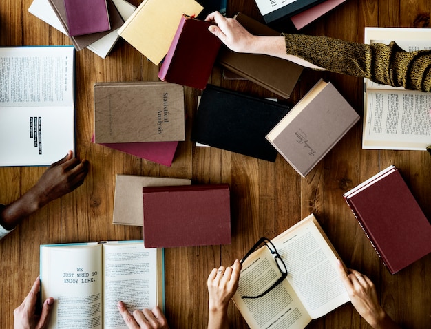 Foto personas leyendo libros en la biblioteca