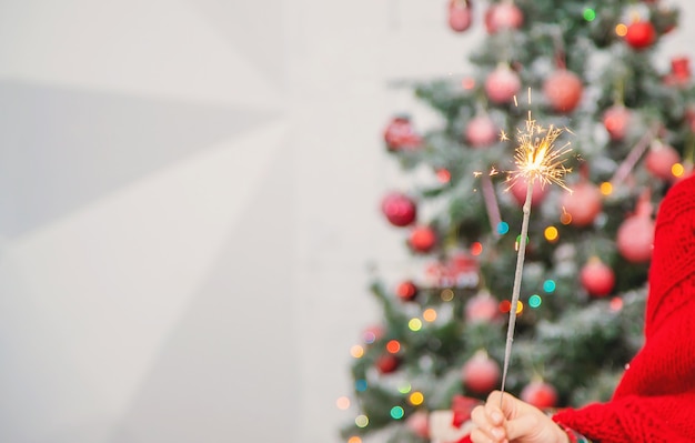 personas con luces de Bengala sobre fondo de Navidad. enfoque selectivo. contento.