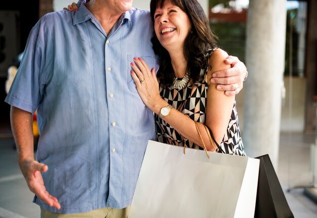 Foto las personas maduras van de compras juntas