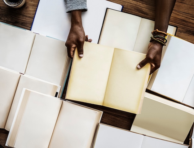 Personas manos sostienen libros en blanco Páginas vacías