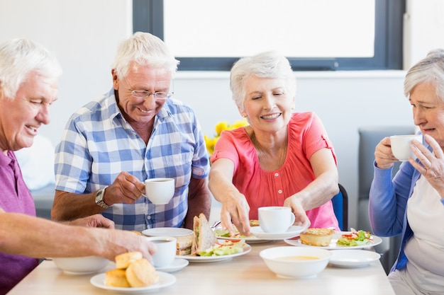 Personas mayores almorzando juntos