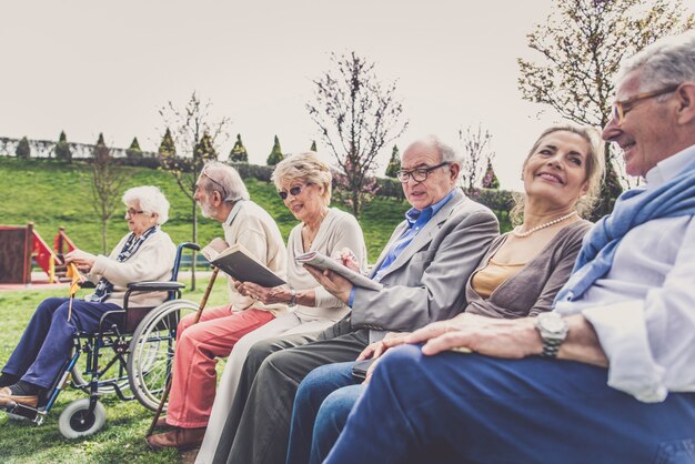 Personas mayores caminando al aire libre