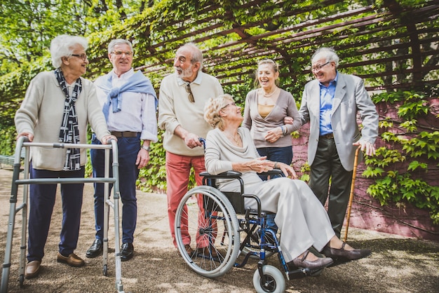 Personas mayores caminando al aire libre