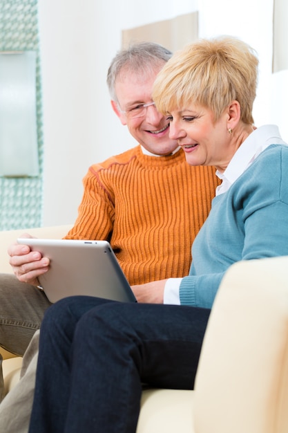 Personas mayores en casa con tableta