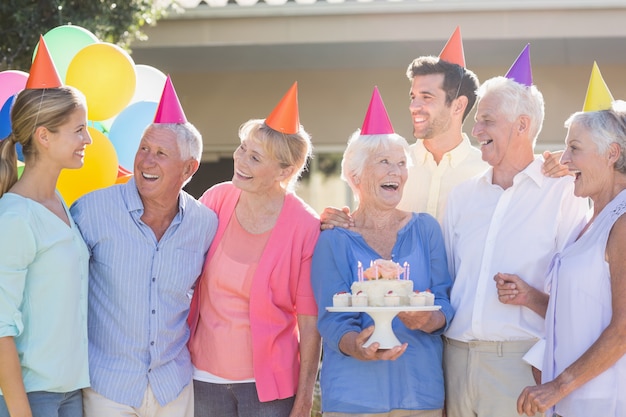 Personas mayores celebrando un cumpleaños