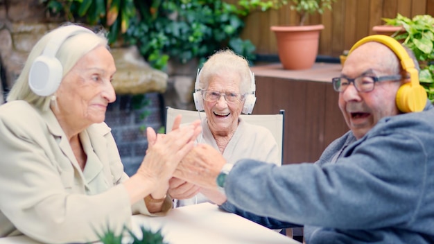 Personas mayores celebrando y saludando juntos en un geriátrico