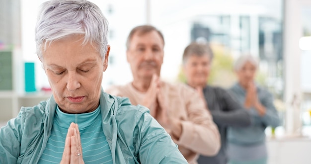 Personas mayores en clases de yoga ejercicio y meditación con respiración bienestar y jubilación salud fitness y curación con entrenamiento en grupo holístico con zen y paz atención plena y vitalidad