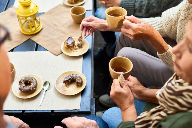 Personas mayores disfrutando de la hora del té