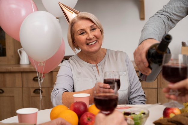 Personas mayores divirtiéndose en la fiesta